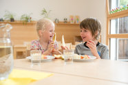 Kinder am Tisch mit Lebensmitteln