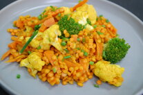 Linsen, Blumenkohl und Brokkoli auf einem Teller