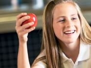Mädchen isst Apfel