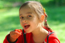Mädchen führt Tomatenstück zum Mund © BestPhotoStudio - fotolia.com